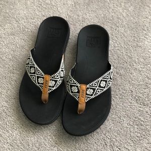 Reef women’s OrthoFlex flip flops, size 8, medium width